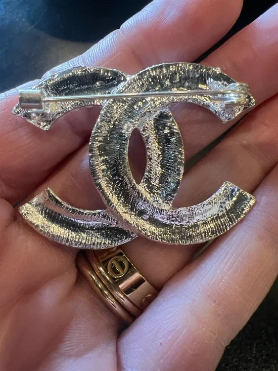 CHANEL Double CC Brooch with Pearls and Crystal Pavé - White and Silver - Picture 3 of 5